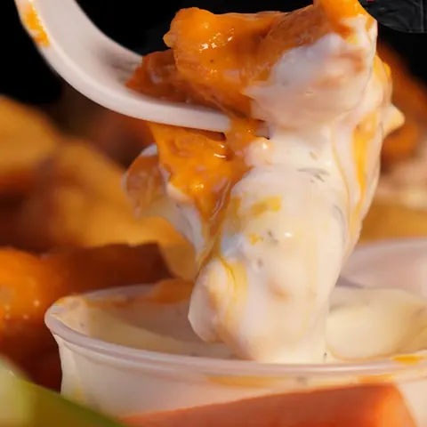 Boneless bañado en salsa con aderezo