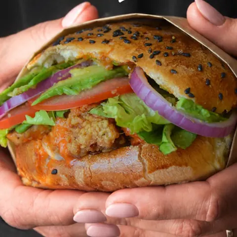 Chicken burger con lechuga, tomate, cebolla morada y aguacate