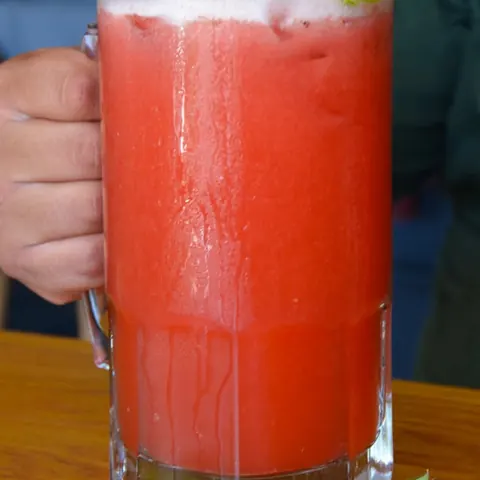 Limonada de fresa en tarro con limón