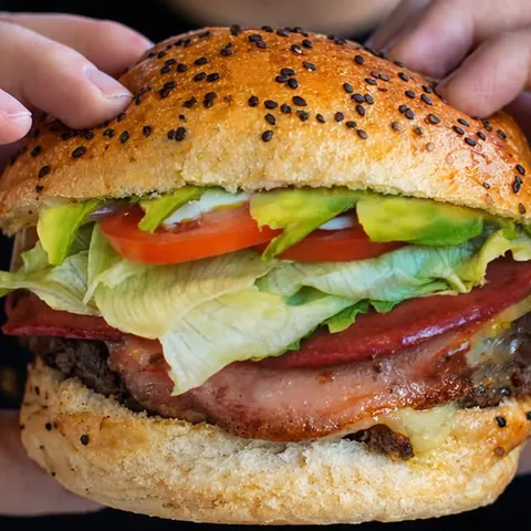 Little Monster con jamón, salami, aguacate y tomate