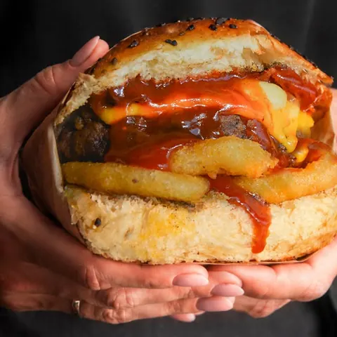 Monterrey Jack con aros de cebolla, tocino y salsa BBQ