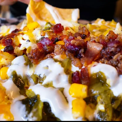 Nachos sencillos con tocino, elote y crema