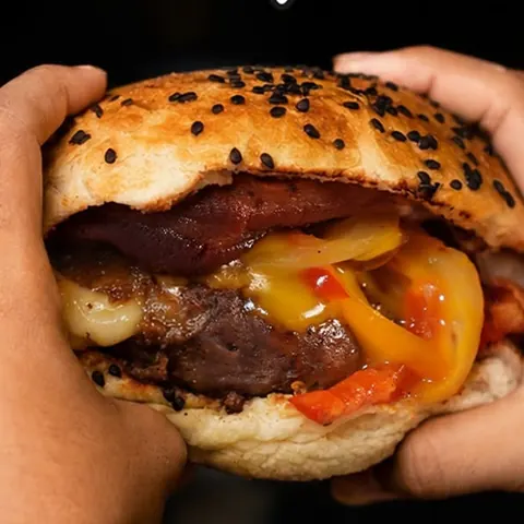 Philly Burger con morrón, champiñones y queso derretido