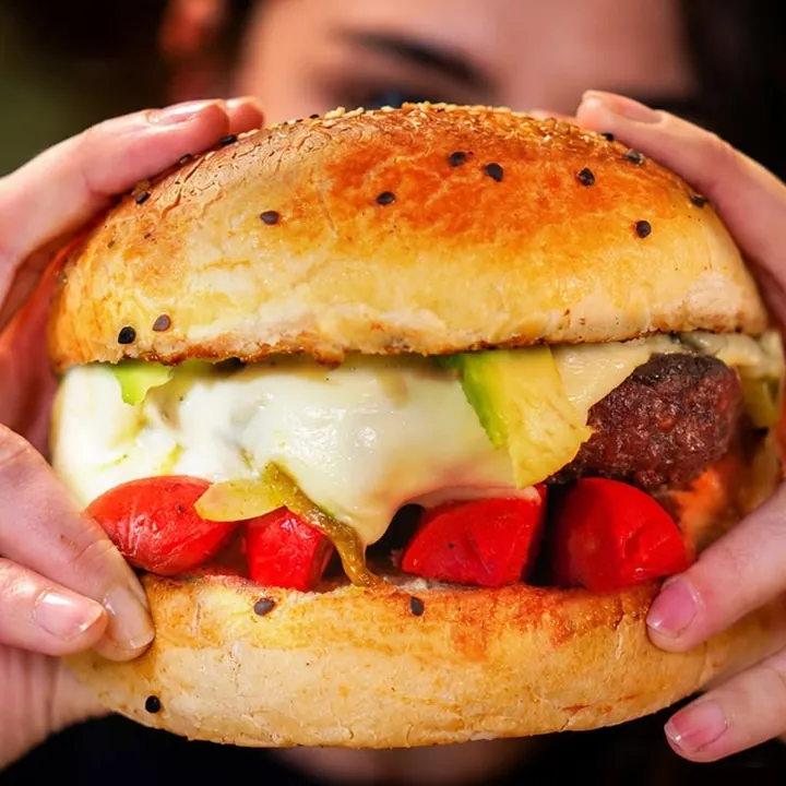 Hamburguesa Chihuahua State con salchicha y queso asadero
