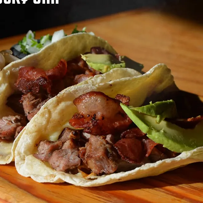Tacos de arrachera con tocino y aguacate