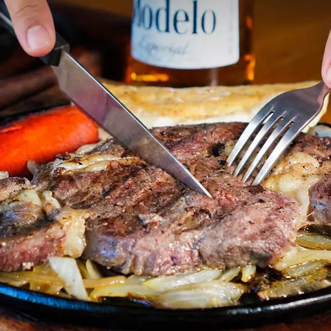 Rib Eye al carbón cortado sobre plancha