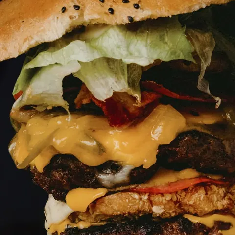 T-Rex Burger de doble carne con queso, tocino y salchicha